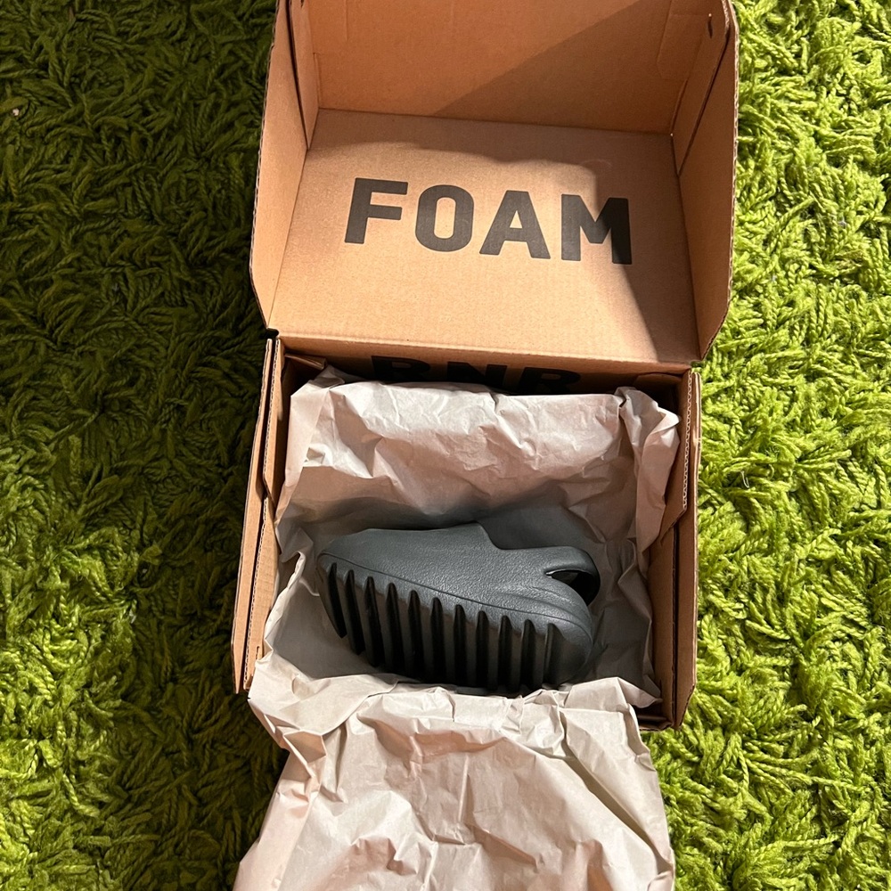 Dark Onyx Baby Yeezy Slide 5k (Like New)